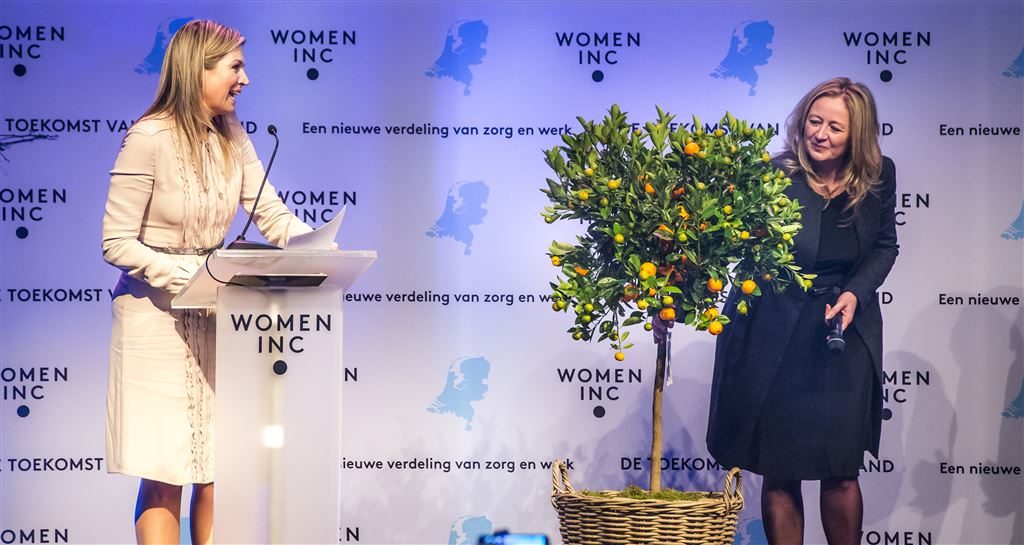 2015-03-06 13:23:08 UTRECHT - Koningin Maxima (L) en Jannet Vaessen, directeur WOMEN Inc., tijdens een bijeenkomst van de organisatie, over een nieuwe verdeling van zorg en werk in de toekomst. ANP ROYAL IMAGES LEX VAN LIESHOUT