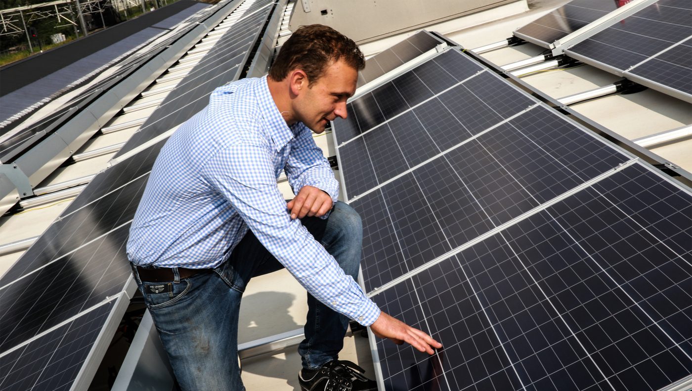 DeFabrique installeert zonnedak - DeFabrique installs solar panels